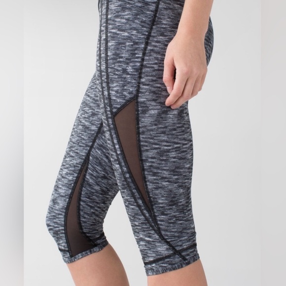 Lululemon Drop It Like It's Hot Crop Leggings Dramatic Static White Black Size 4 - Picture 2 of 8